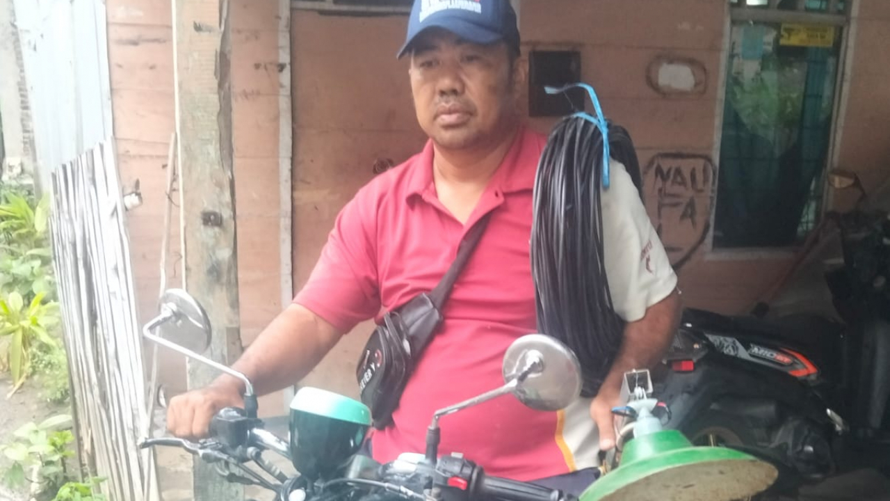 VIRAL! Pak RW di Bantaeng Ini Bikin Tiang Lampu Sendiri dan Beli Kabel 40 Meter Pakai Uang Pribadi!
