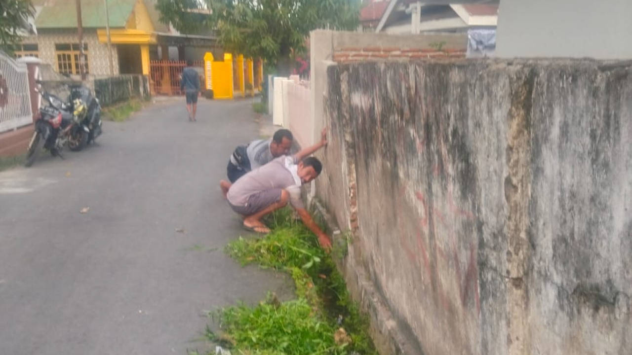 🔥 Tanpa Lelah, Tanpa Batas! Aksi Heroik RW Sungai Bialo II Bersihkan Drainase Bikin Warga Salut 🔥