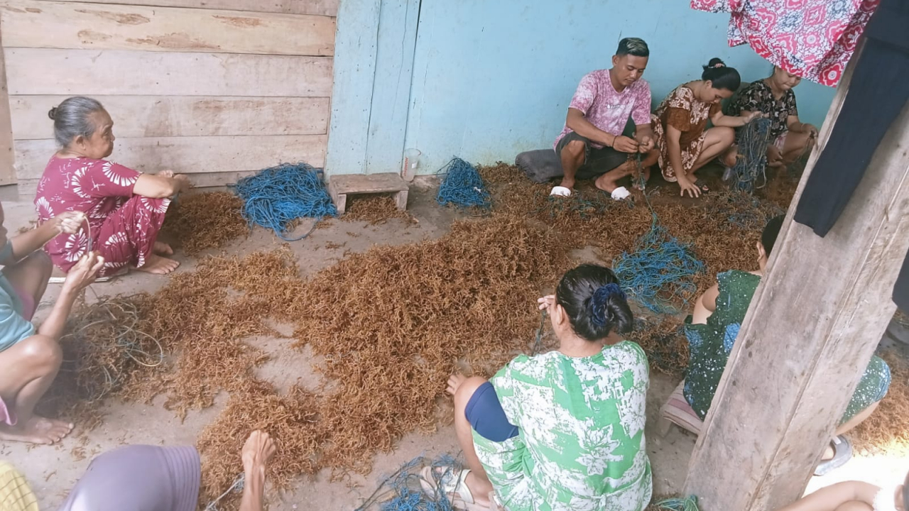 Lurah Lembang dan Ketua TP PKK Tinjau Aktivitas Warga Ujung Labbu, Semangat Gotong Royong Mengikat Bibit Rumput Laut
