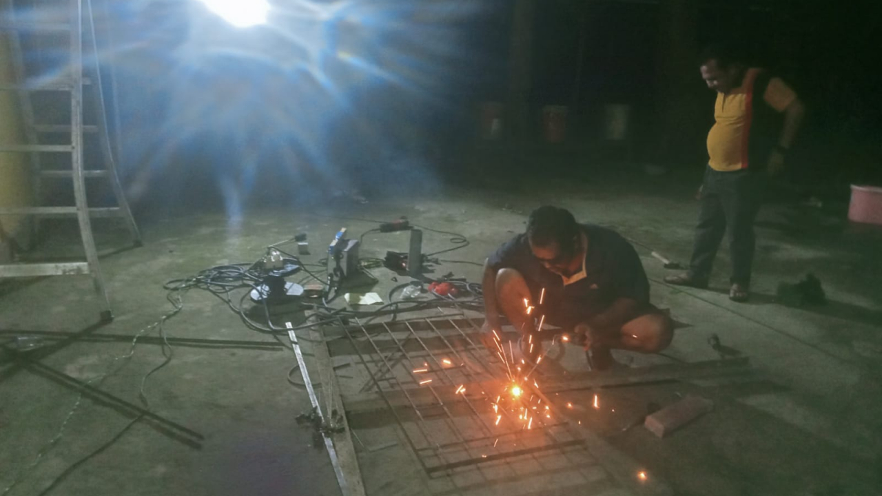 Lembur Penuh Semangat! Lurah Lembang dan Warga Benahi Kantor Hingga Malam Hari