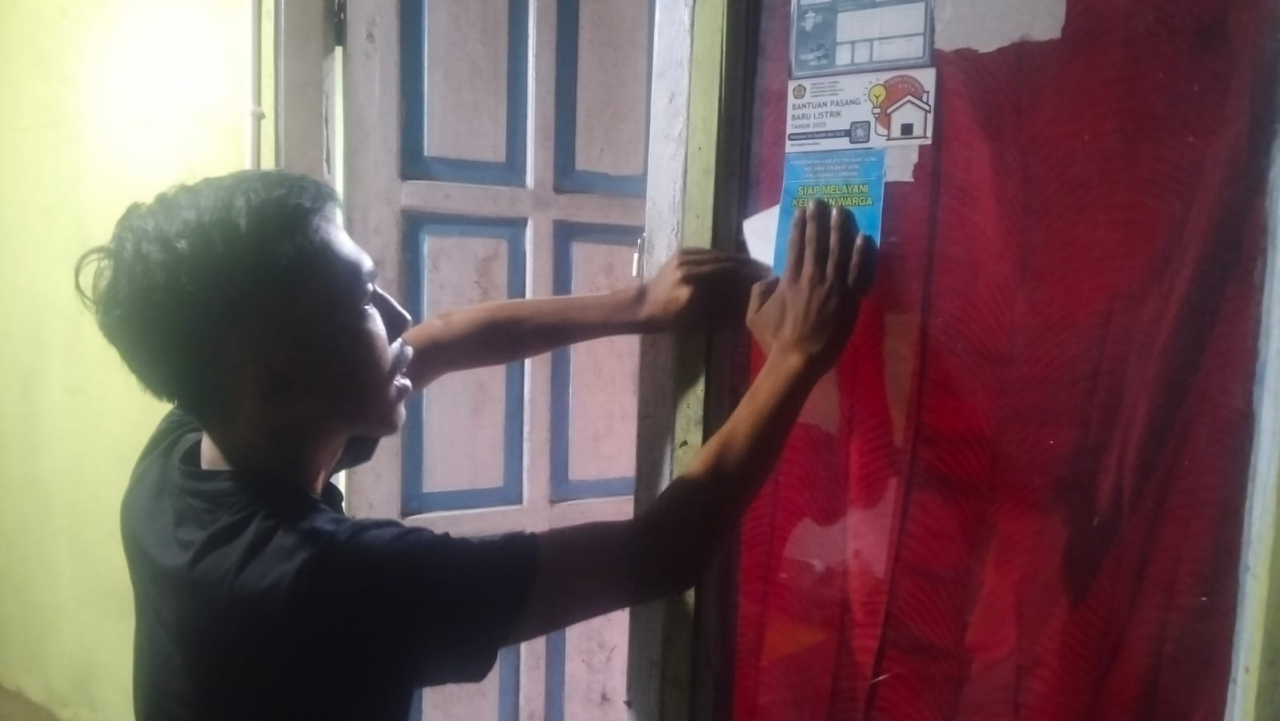 “SIAP MELAYANI 1X24 JAM”: Inovasi Stiker Layanan Publik Ketua RW Sungai Bialo Perkuat Komunikasi dan Keamanan Warga”