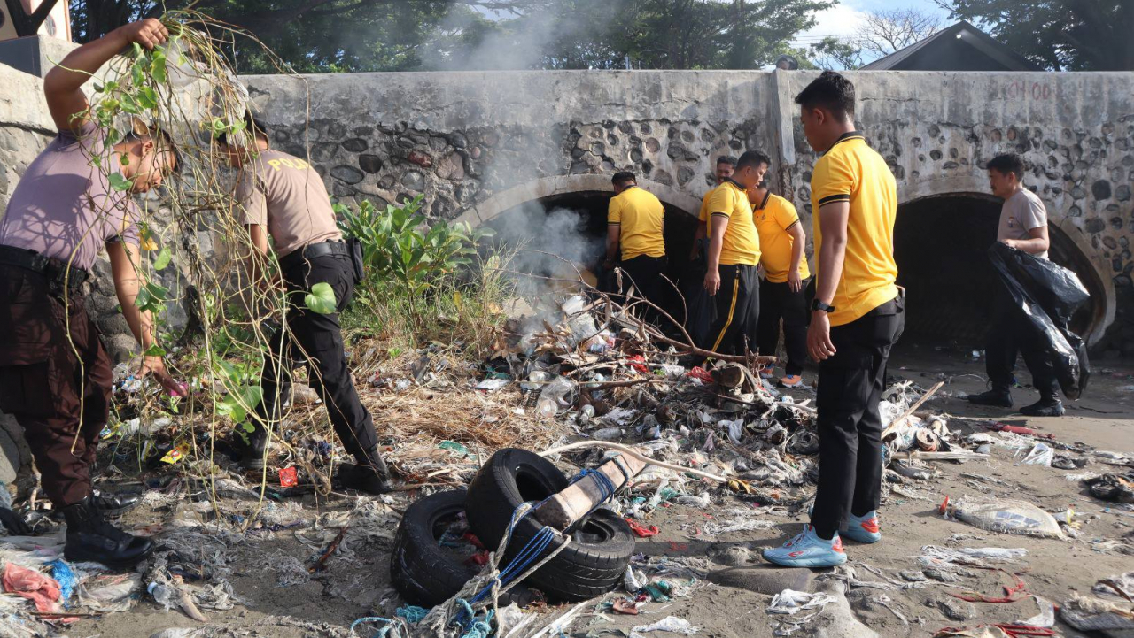 Polres Bantaeng dan Polsek Jajaran Gelar Aksi Korve Bersih-Bersih Serentak, Wujud Kepedulian Nyata terhadap Lingkungan
