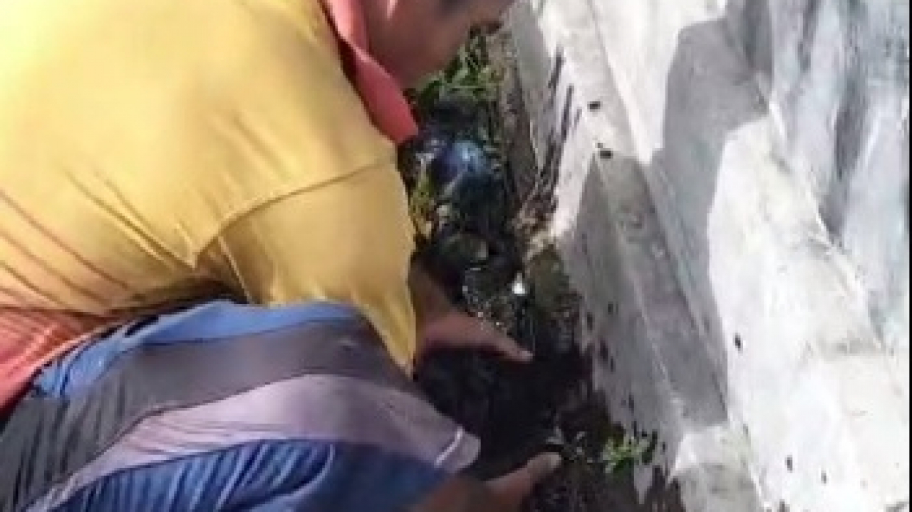 Tangan-Tangan Ikhlas Bersihkan Selokan Demi Lingkungan Sehat
