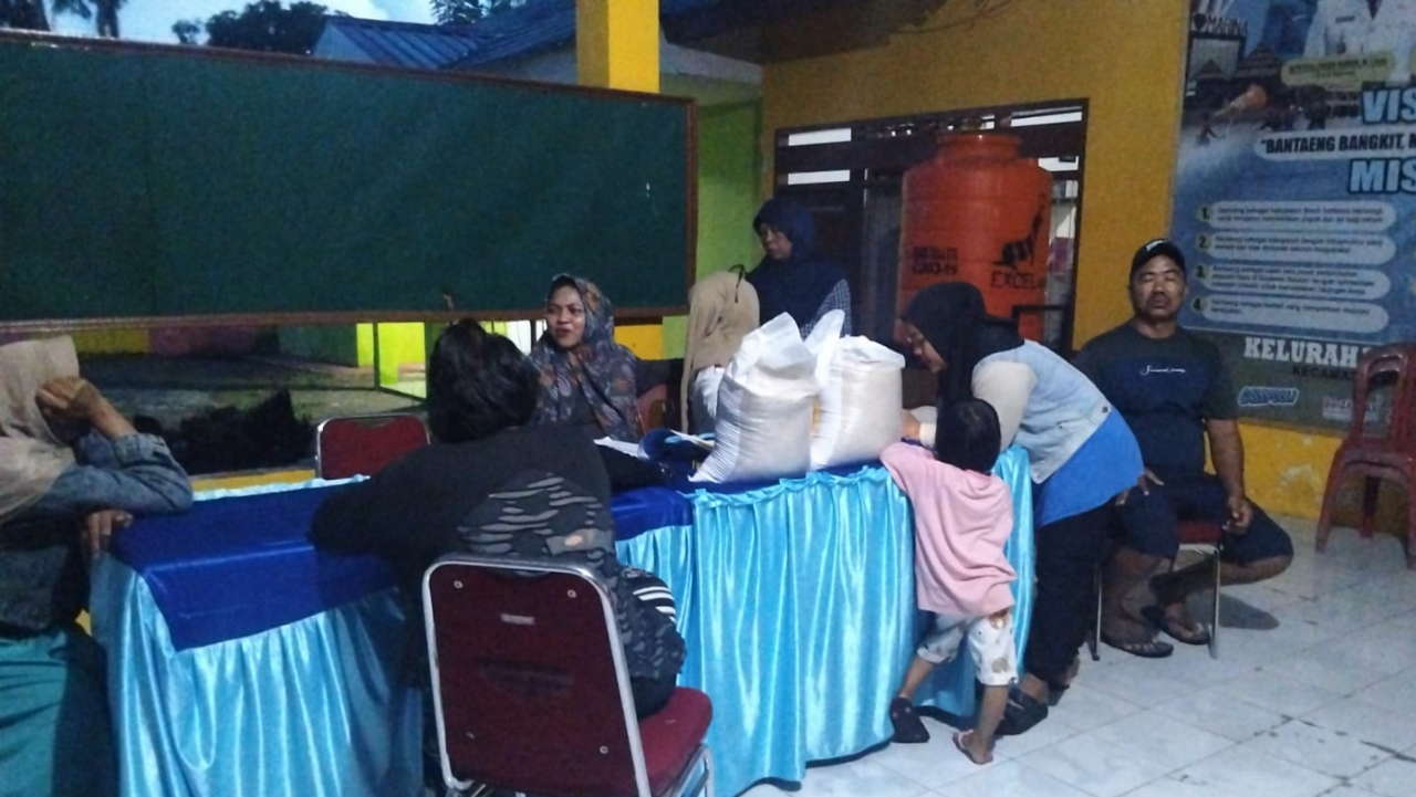 HEBOH! HINGGA PETANG, RW SUNGAI BIALO II TAK KENAL LELAH KAWAL PENYALURAN BANPANG DI KELURAHAN LEMBANG