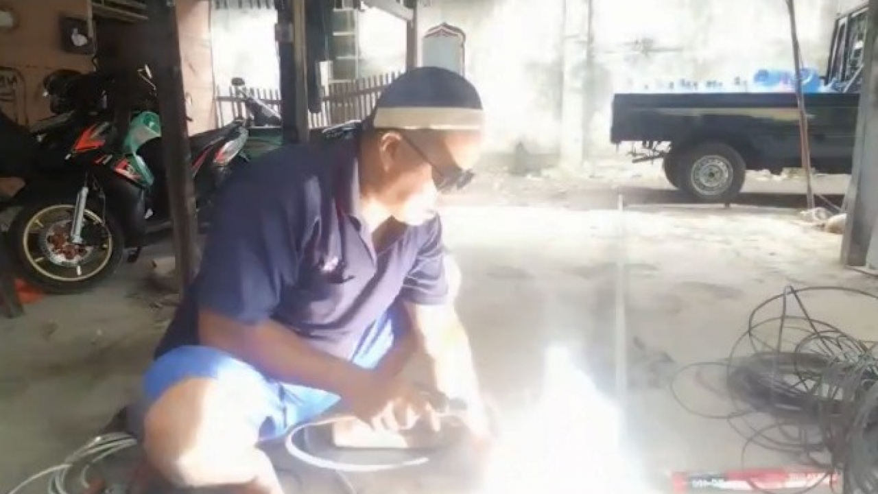 Lagi dan Lagi, Rabu Pagi 4 Maret 2026: RW Sungai Bialo Ahmad Syamsir Las Sendiri Tiang Penerangan dari Besi Galvanis, Limbah Bohlam Disulap Jadi Cahaya Harapan!