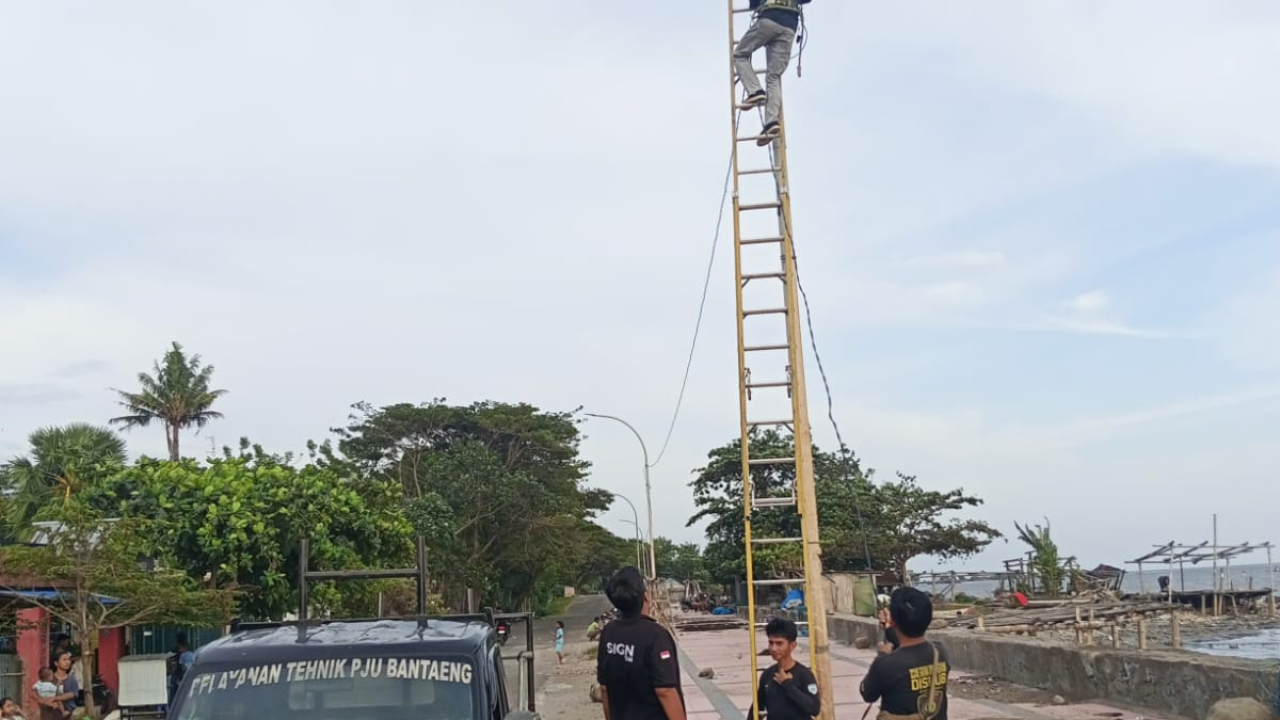 GERCEP TANPA TUNDA Tim PJU Kabupaten Bantaeng Tancap Gas Perbaiki Lampu Padam di Pesisir Pantai Lamalaka Kelurahan Lembang