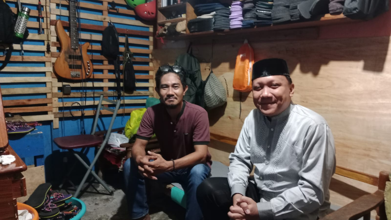 Ramadan Penuh Kepedulian: Lurah Lembang Beri Dukungan Langsung ke UMKM Sendal Raukang
