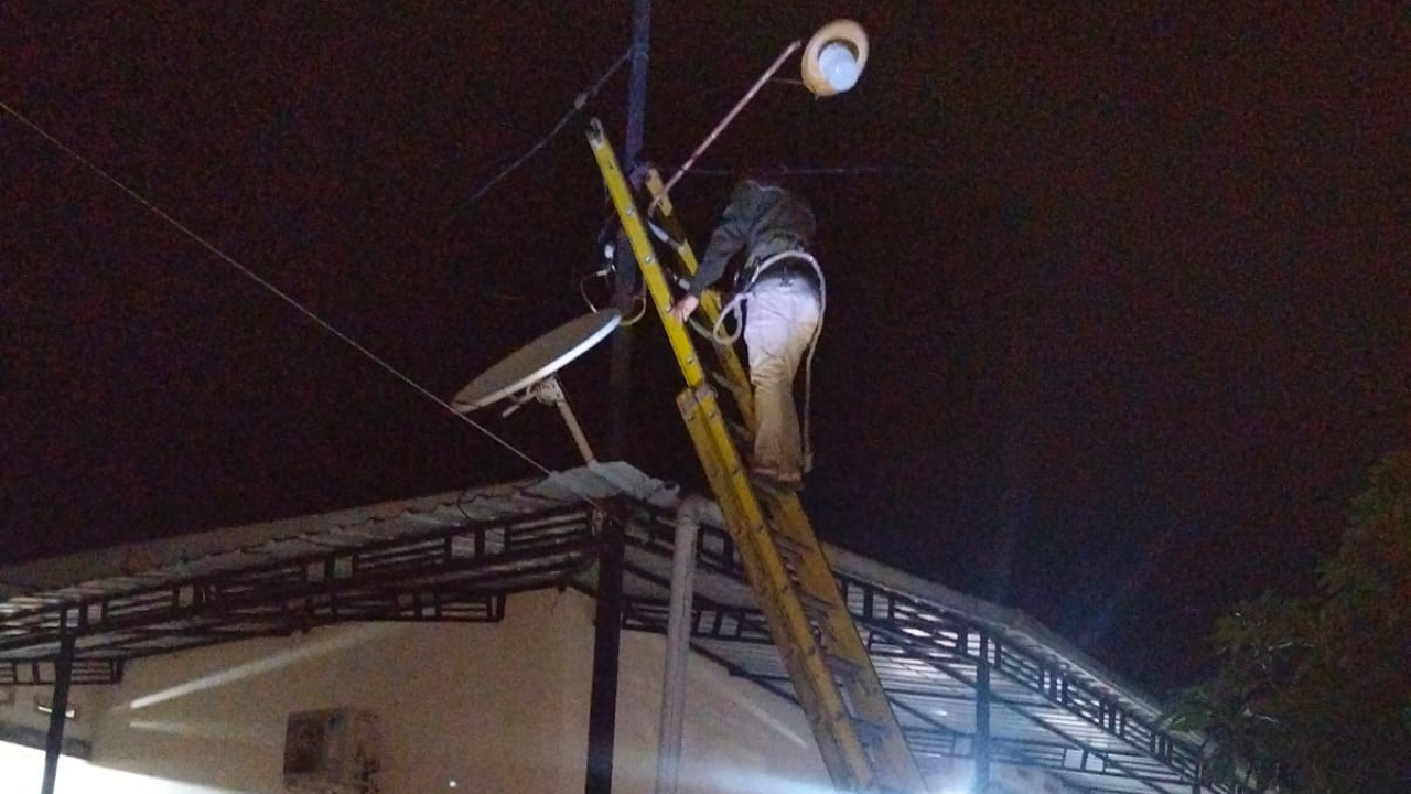Swadaya Warga RT.01 Sungai Bialo, Lampu Jalan Kembali Terang Demi Keamanan Lingkungan