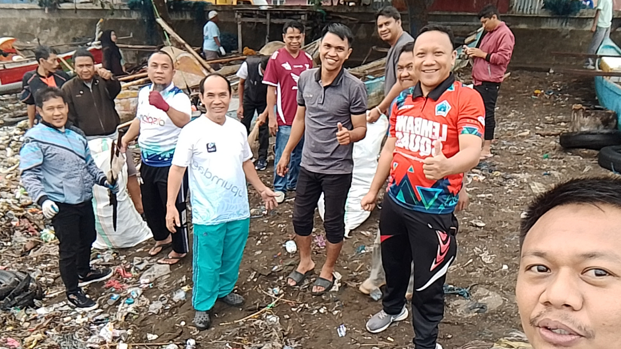 Lurah Lembang Dedy Anshari Bersama Staf Turut Ambil Bagian dalam Aksi Bersih Indonesia Asri di Pesisir Tompong