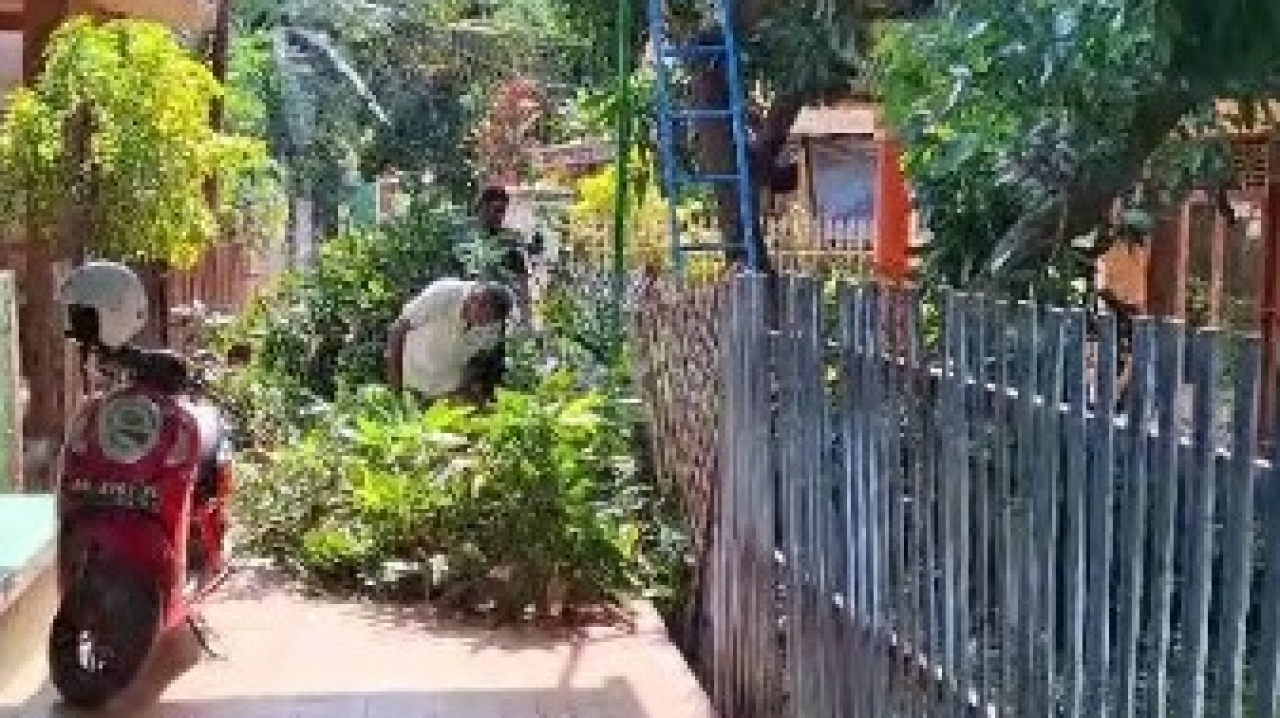 Keteladanan dan Kebersamaan di Sore Hari: Kepala Dinas Diskominfo dan H. Subhan Bersama Warga Kerja Bakti di Masjid Nurul Arfah Talamangnge