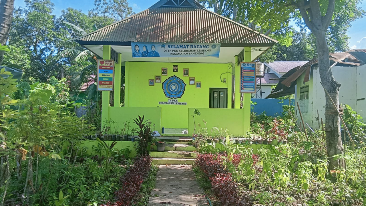 Libur Tak Berarti Berhenti: Aksi Inspiratif Lurah Lembang dan Ketua TP PKK Sulap Kantor Jadi Hijau, Asri, dan Produktif