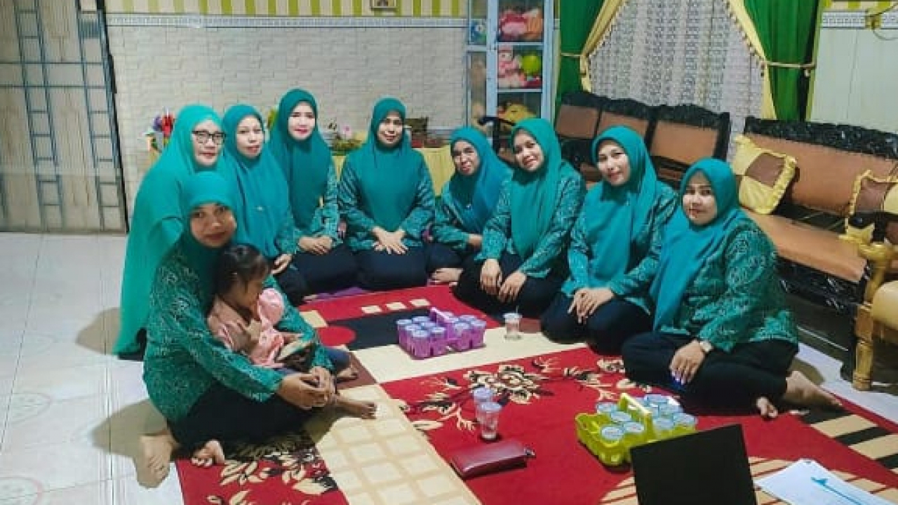 Hangatnya Kebersamaan di Penghujung Pengabdian: Arisan PKK dan Perpisahan KKN UNHAS 115 di Rumah Lurah Lembang