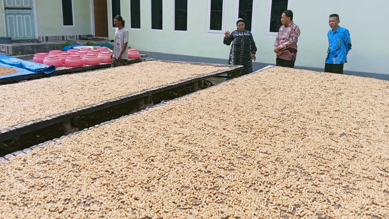 Lurah Lembang Lakukan Peninjauan Rumah Produksi Jagung Marning Mekar Sari di Biring Kassi