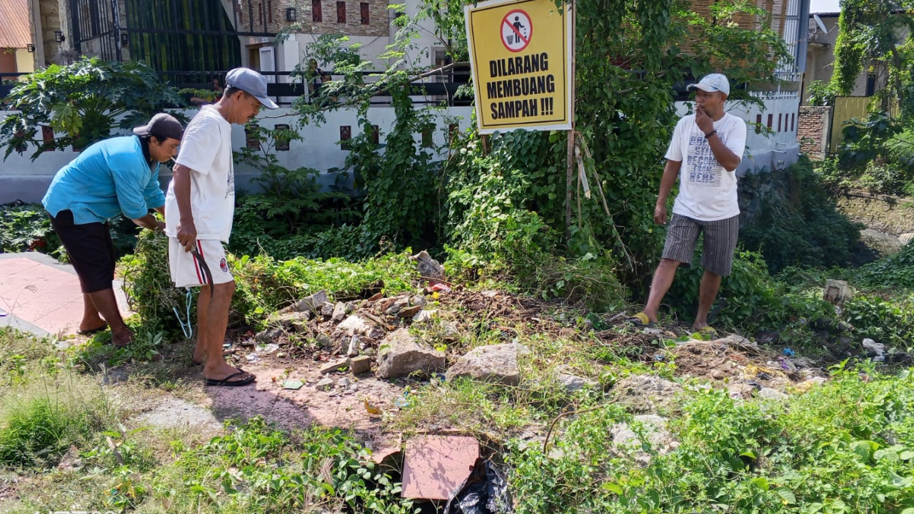 Sabtu Tetap Berkarya: Semangat Gotong Royong RT/RW Arakeke Kelurahan Lembang Wujudkan Lingkungan Bersih Pasca Mediasi Warga