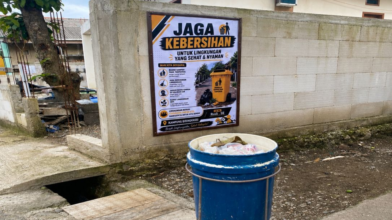 Spanduk Ajakan Kebersihan Hadir di RW 05 Biring Kassi, Wujud Kepedulian Lingkungan yang Sehat dan Nyaman