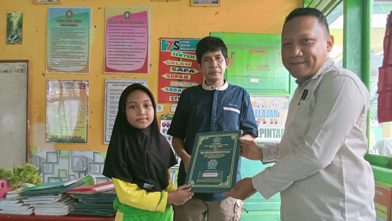Lurah Lembang Beri Teladan, Hadir Langsung ke Sekolah Sukseskan Gerakan Ayah Mengambil Rapor Anak