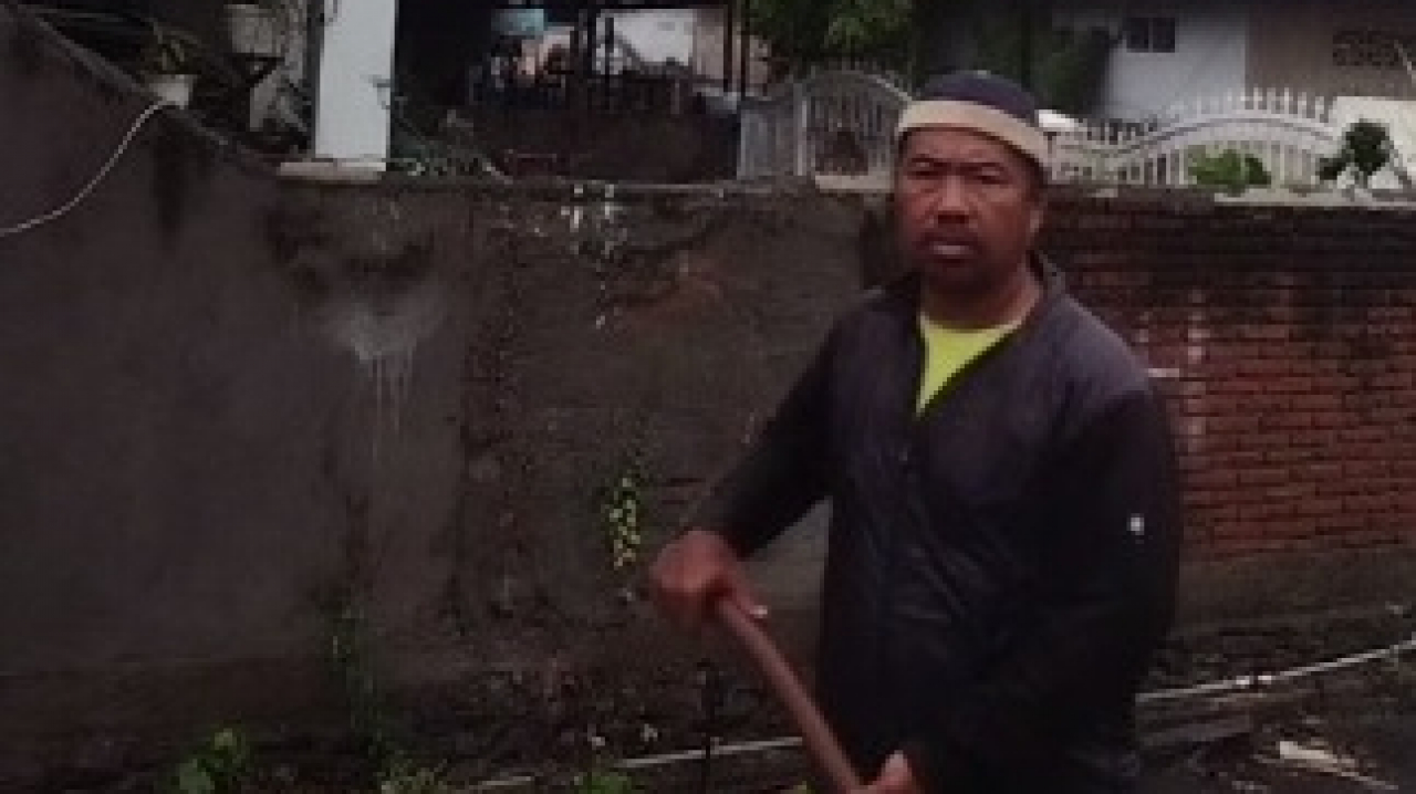 Diguyur Hujan Tanpa Henti, Semangat Tak Luntur: Aksi Heroik RW Sungai Bialo II Bersihkan Drainase