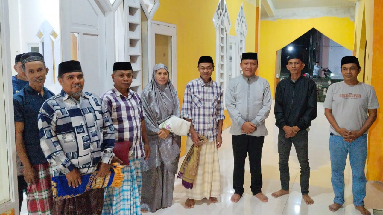 Pererat Silaturahmi Ramadan, Lurah Lembang Bersama Warga Laksanakan Shalat Isya dan Tarawih di Masjid Sabilal Muhtadin