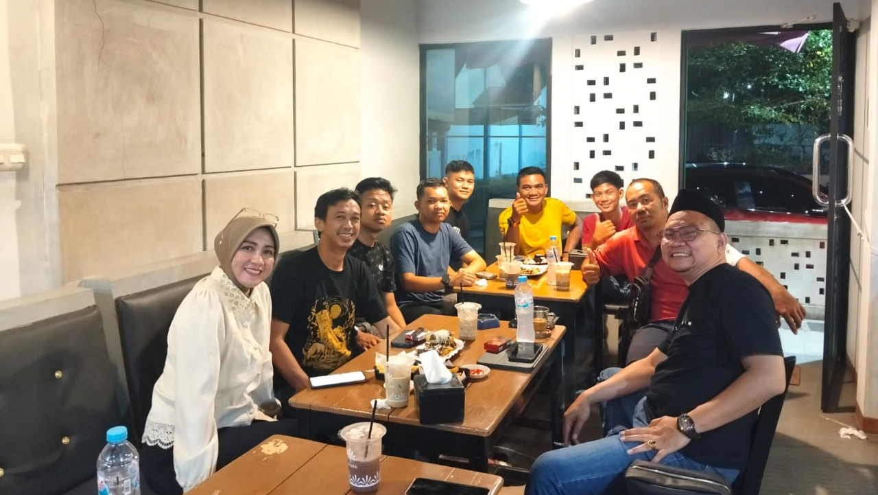 Hangatnya Kebersamaan di Hari Kedua Lebaran, RW Syamsir Ahmad Santai Bersama Bialo Squad di 77 Cafe