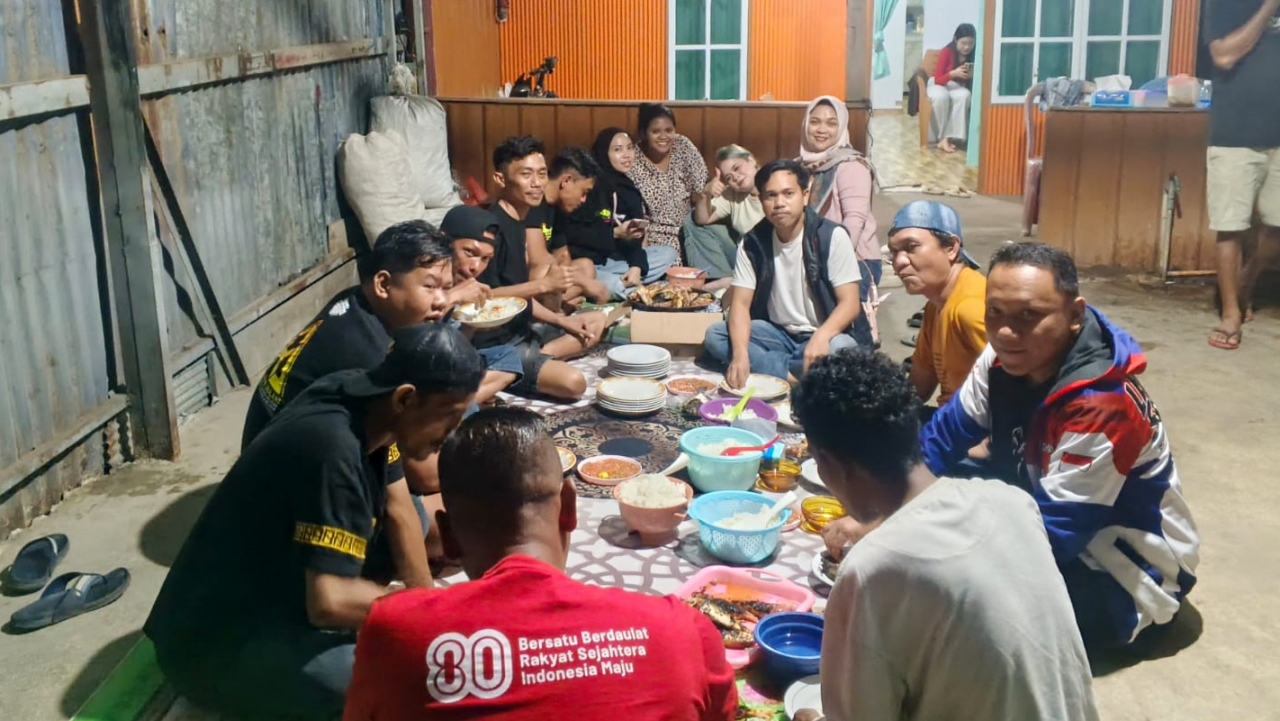 Malam Minggu Penuh Keakraban! Lurah Lembang Turun Langsung, Bakar Ikan Bersama Warga samping stadion, Suasana Hangat Penuh Kekeluargaan
