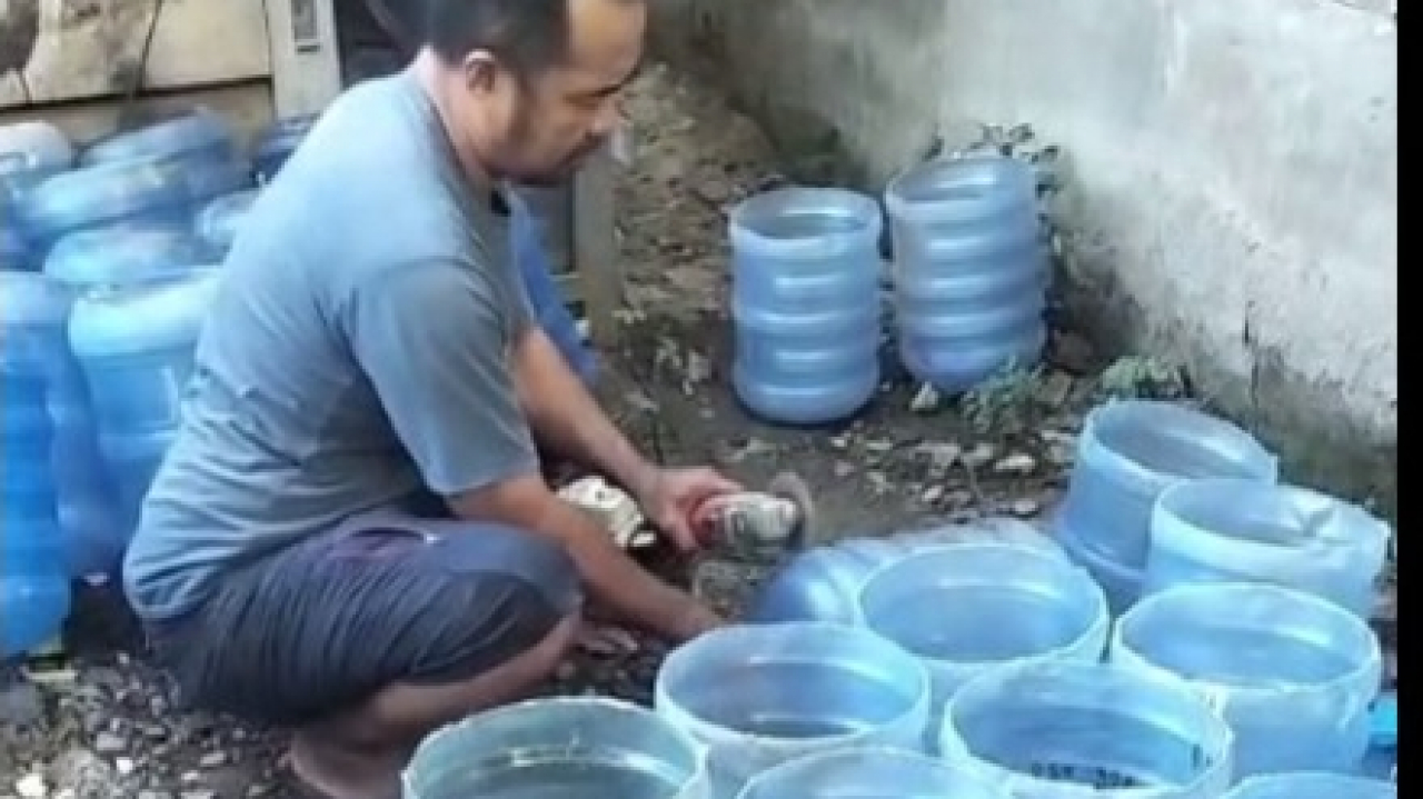 Lagi-Lagi Bikin Heboh! Ide Kreatif Pak RW Syamsir Ahmad Tuai Pujian Warga