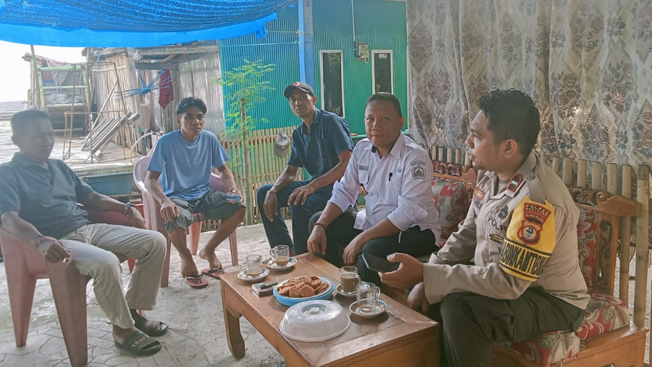 Usai Dampingi Pemasangan KWH Listrik, Lurah Lembang dan Bhabinkamtibmas Serap Aspirasi Warga di Sore Menjelang Petang