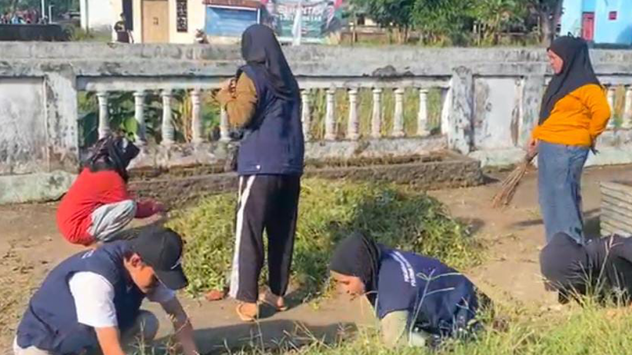 Kegiatan Kerja Bakti Bersama Mahasiswa Politeknik STIA LAN Makassar Dalam Rangka Menyambut Hari Kemerdekaan