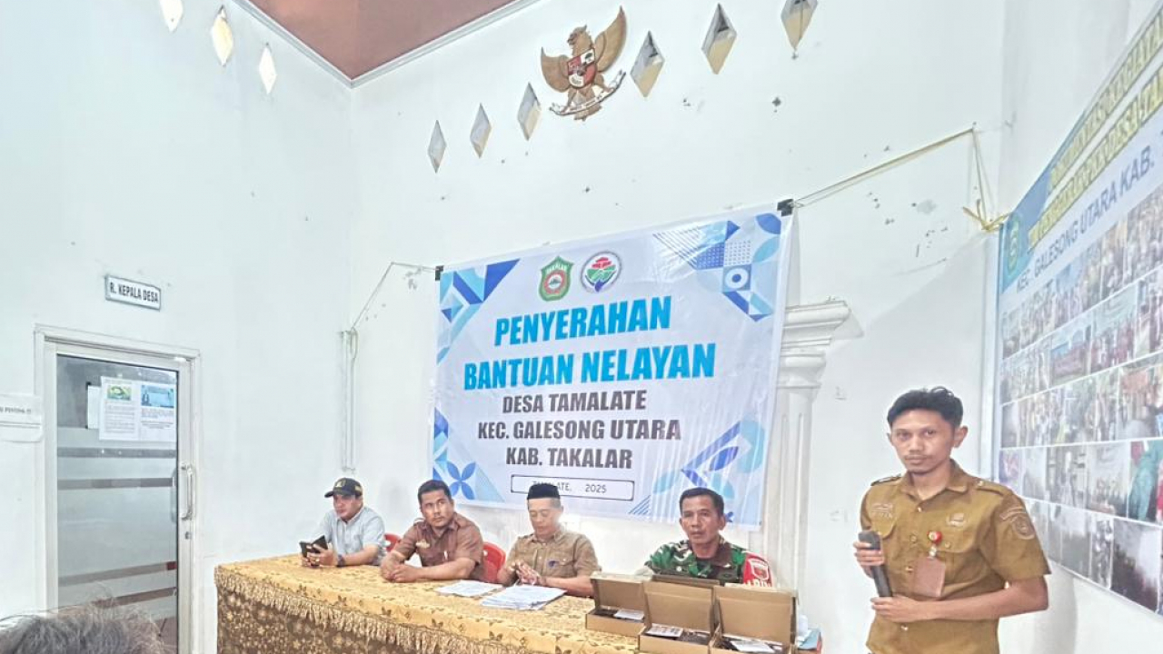 Penyaluran bantuan Handy Talky (HT) agar Meningkatkan Keselamatan Melaut