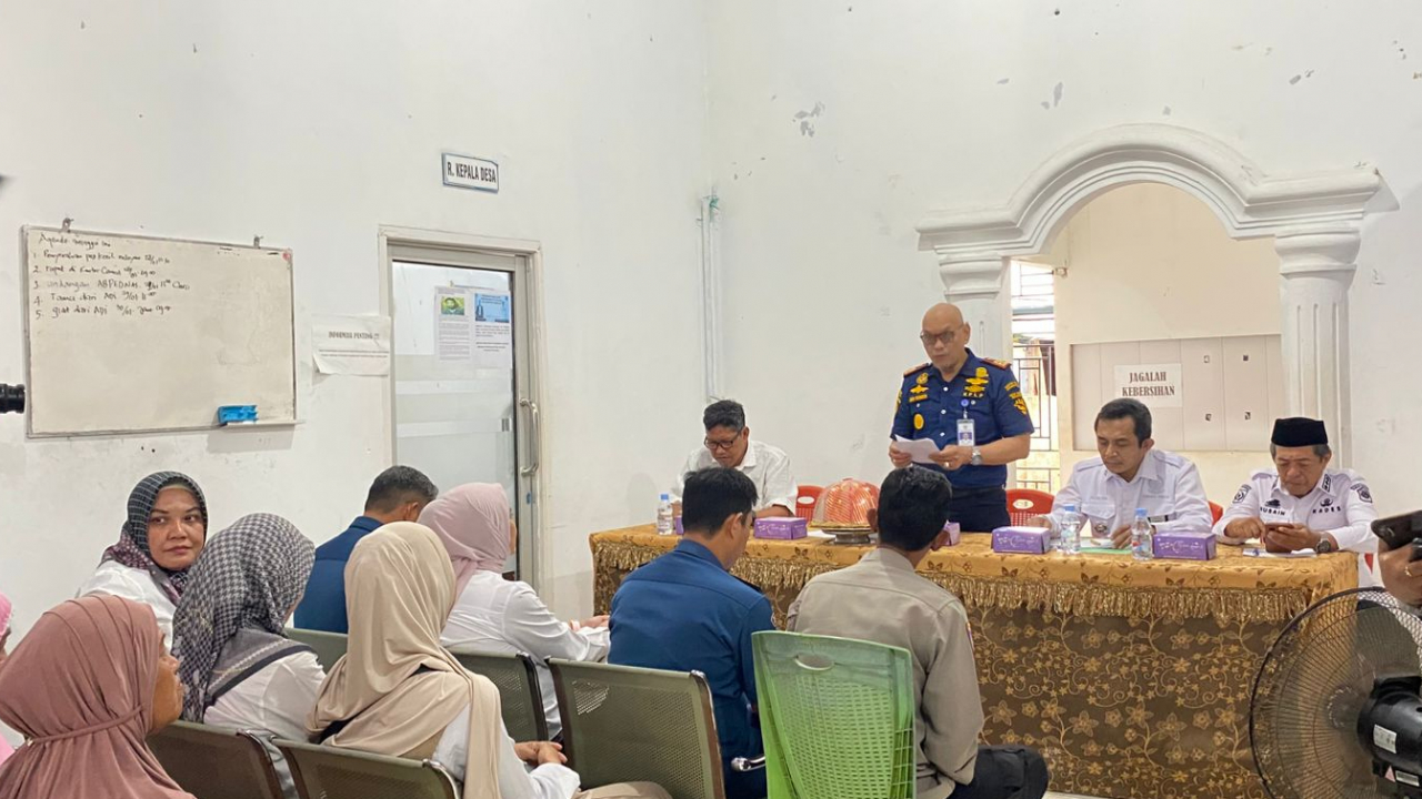 Penyerahan E-Pas Kecil untuk Nelayan Desa Tamalate dari KSOP Makassar