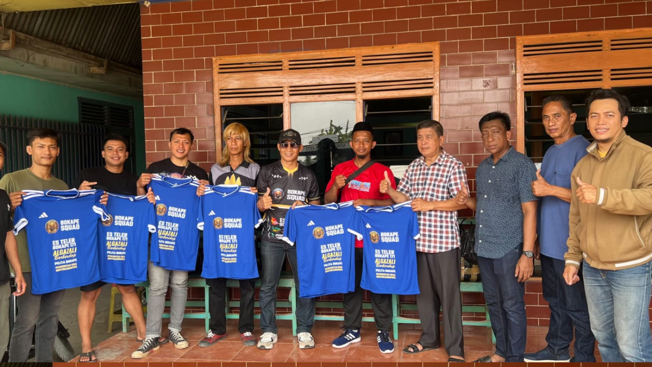 Kepala Desa Bontokaddopepe Serahkan Jersey Resmi untuk Tim Sepak Takraw Bokape Squad