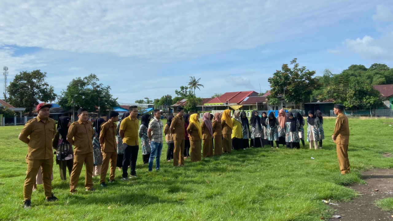 Peningkatan Disiplin Aparatur Desa Sampulungan melalui Apel Pagi Rutin