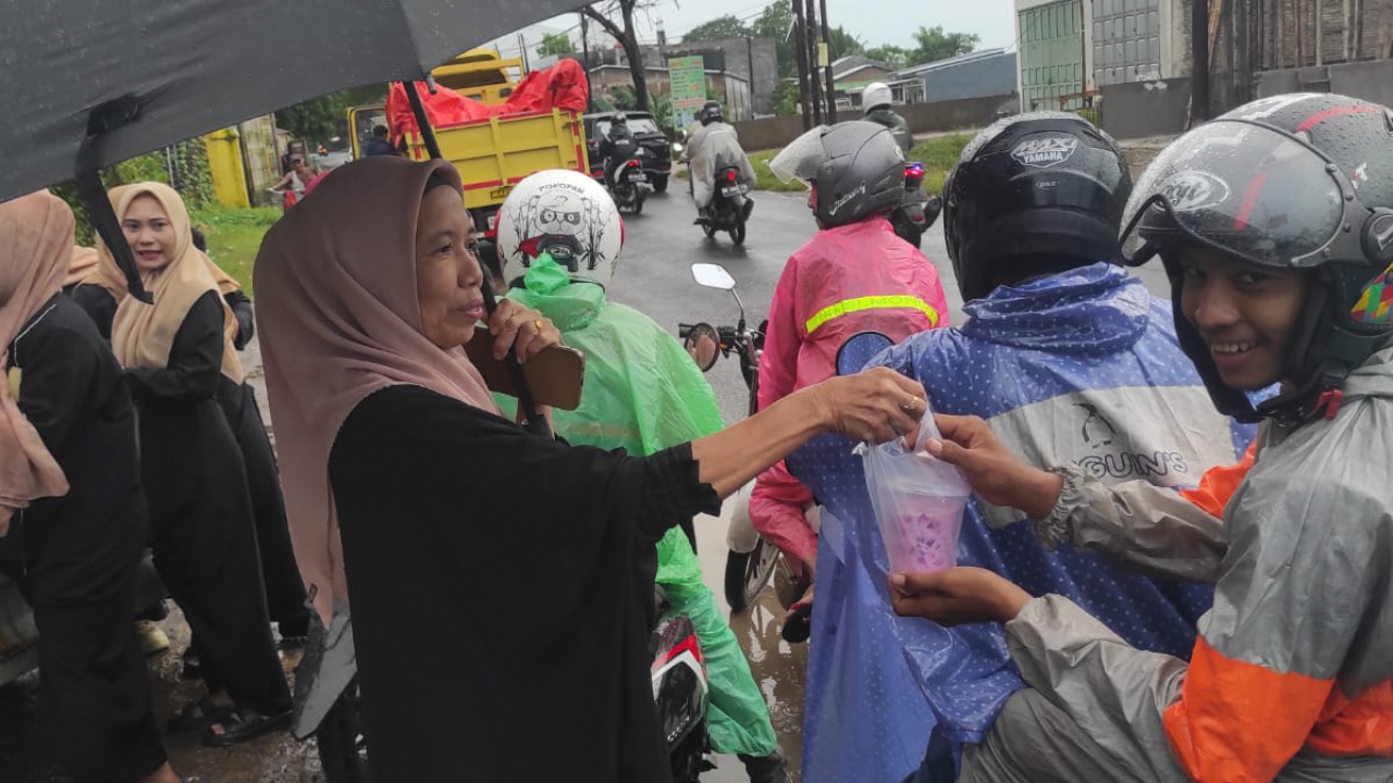 TP-PKK Desa Sampulungan dan Kader Posyandu Gelar Bagi Takjil Gratis di Jalan Poros Galesong Utara