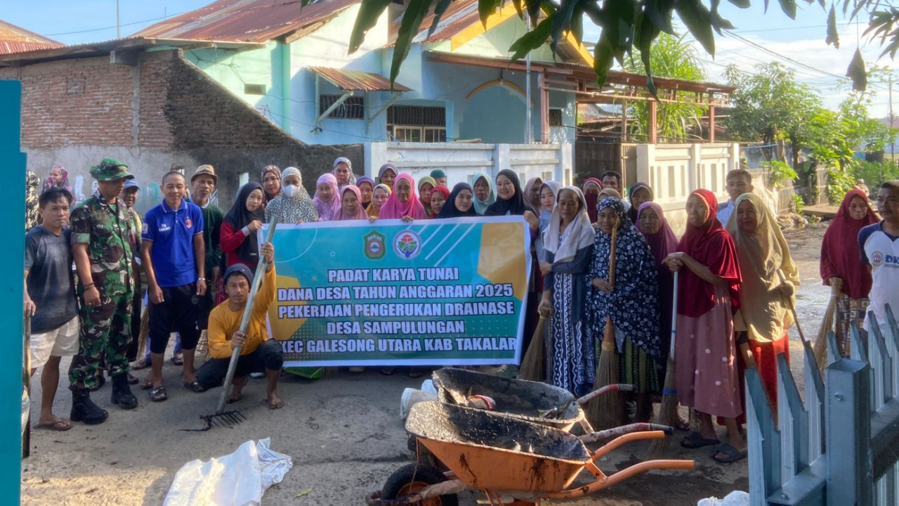 Pelaksanaan Padat Karya Tunai Pengerukan Drainase di Desa Sampulungan