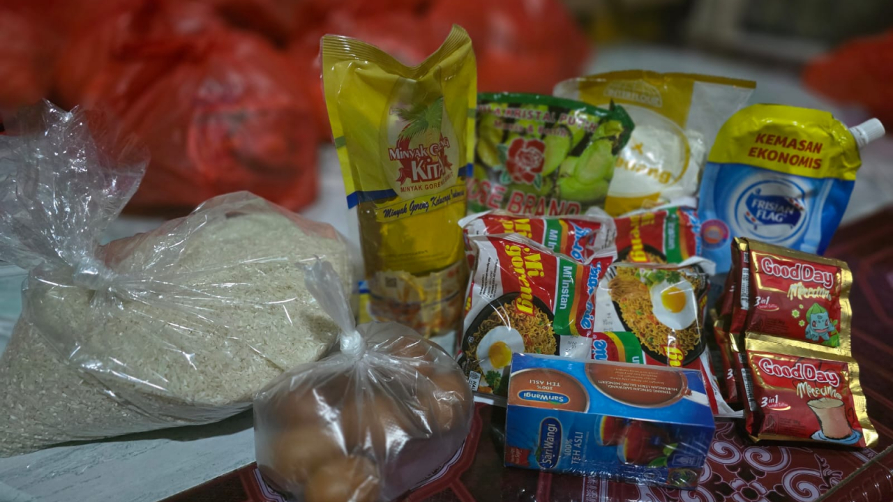 Penyaluran Bantuan Bahan Makanan Pokok di Desa Galesong Timur