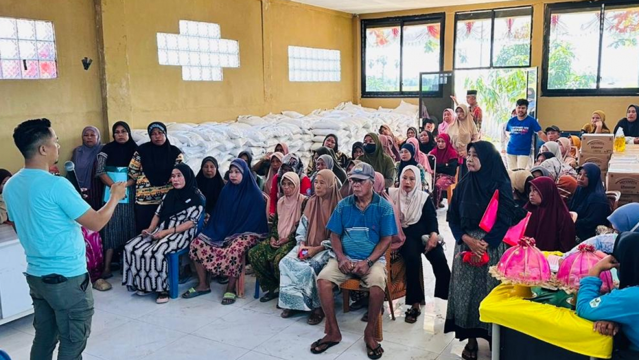 Penyerahan Bantuan Pangan Desa Romanglasa