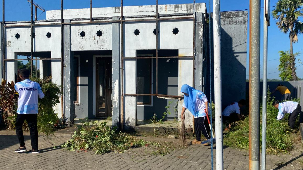 Aparatur Desa Katangka Gelar Kerja Bakti Rutin Rabu Bersih