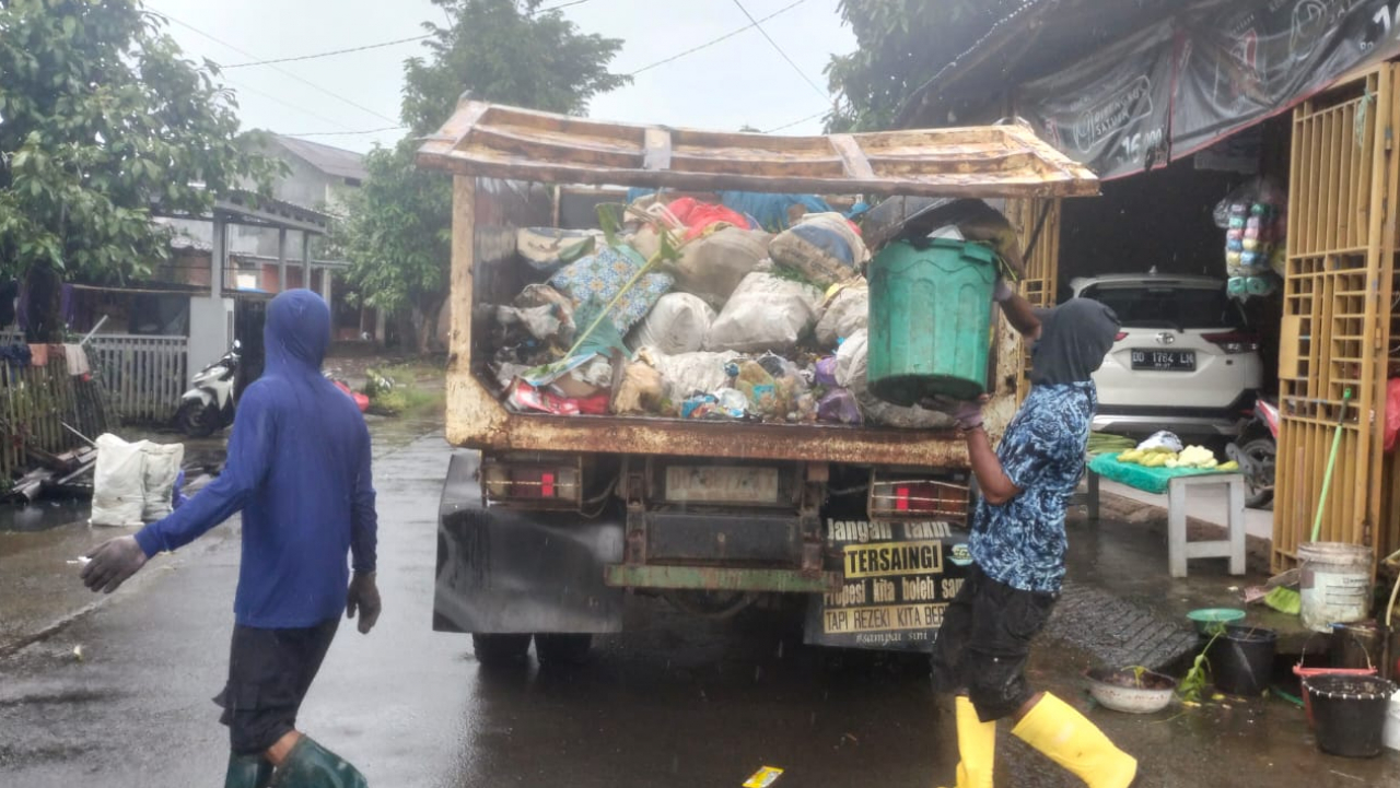 Pemerintah Desa Kalebarembeng Laksanakan Pengangkutan Sampah Secara Rutin