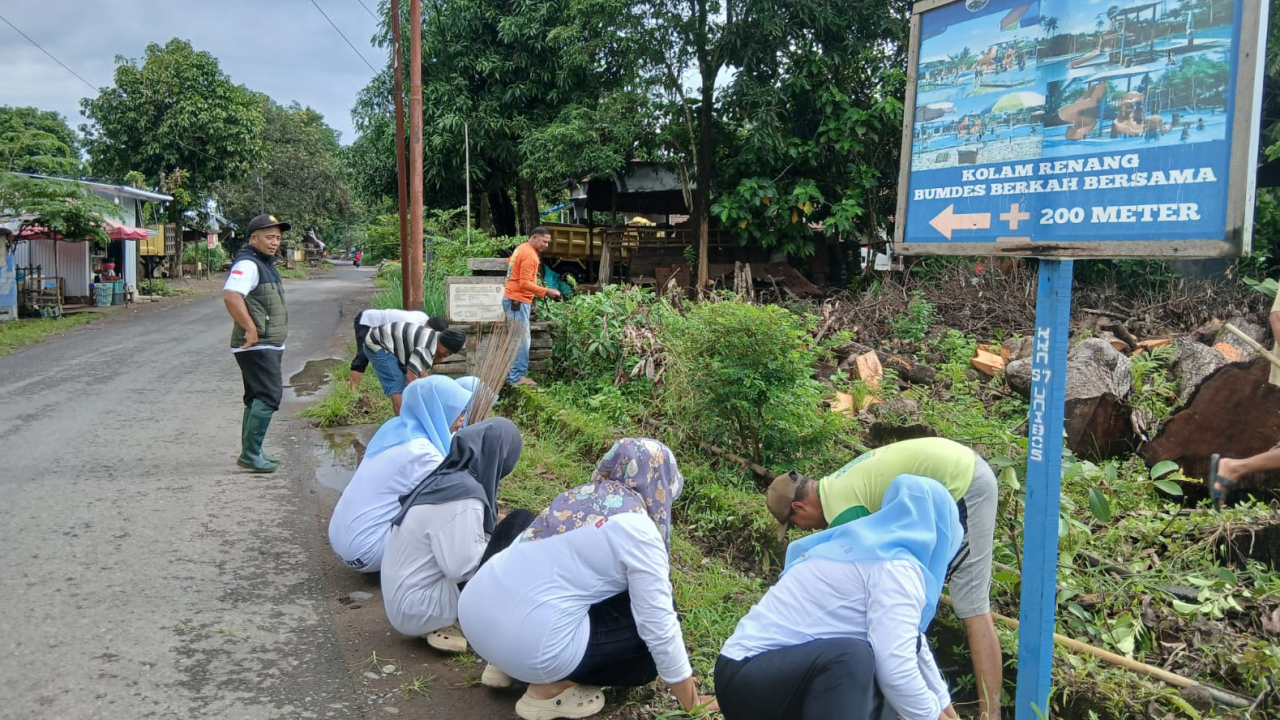 Kerja Bakti Desa Kalebarembeng: Sambut Hari Desa Nasional