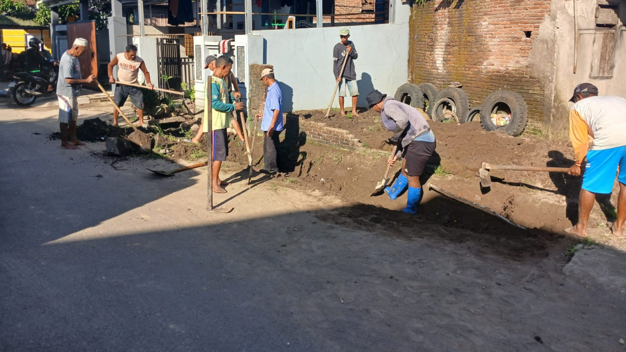 Padat Karya Tunai Pembersihan Saluran Drainase di Dusun Bontomanai Desa Kalebarembeng