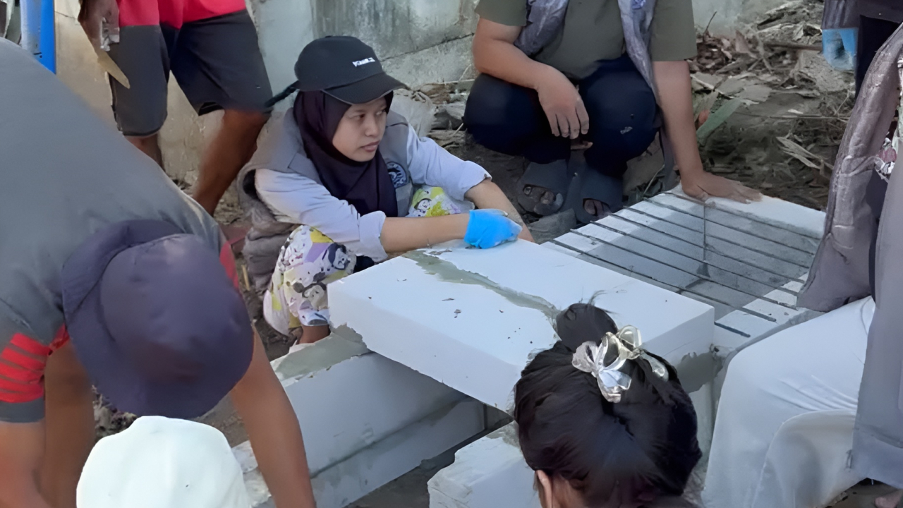 Mahasiswa PBL UNM Laksanakan Program Kerja Pembuatan Rocket Stove di Desa Bontobiraeng Selatan