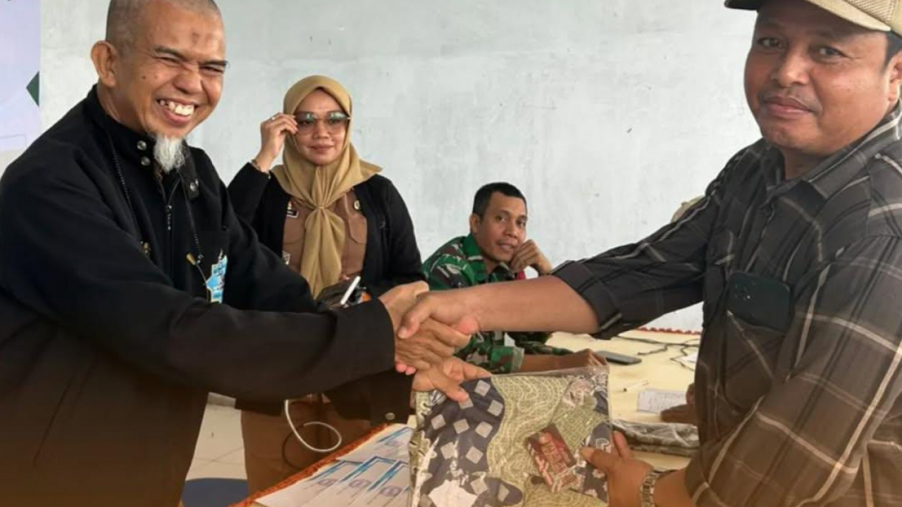 Pembagian Baju Batik Kepada RT Dan RW Desa Lempangang