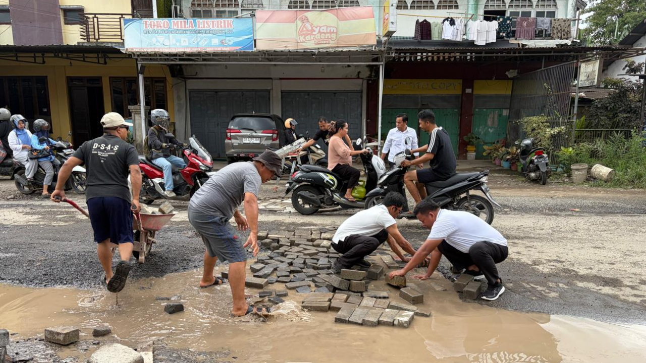 Pemerintah Desa Pakatto Perbaiki Jalan Poros Malino yang Rusak dan Berlubang