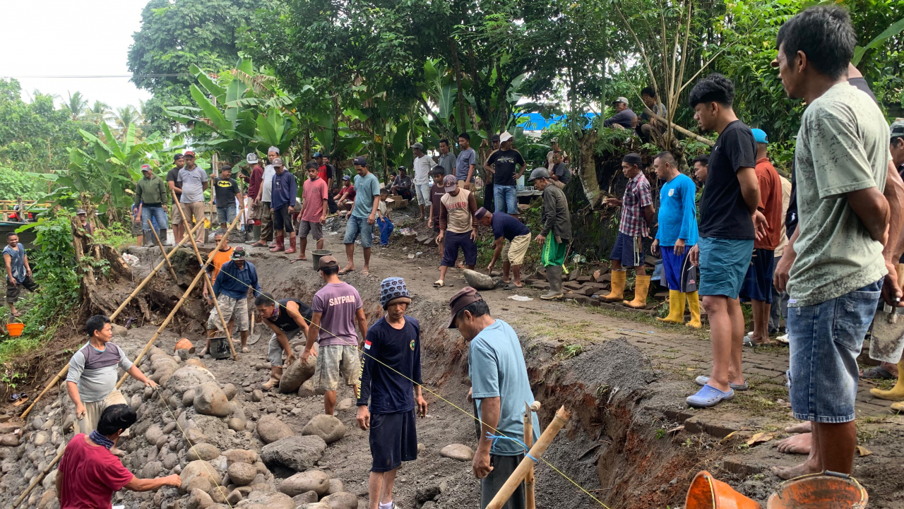 Gotong Royong Perbaiki Akses Jalan Pemakaman di Dusun Lantebung