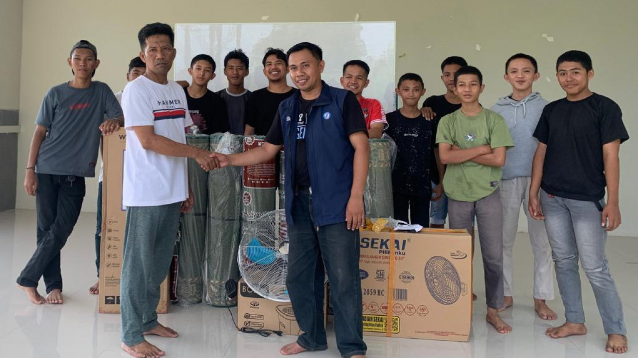 PENERIMAAN BANTUAN FASILITAS BALAI RAKYAT INDONESIA OLEH YBM BRILLIAN