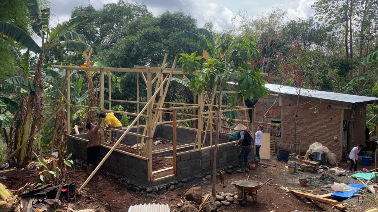 BERSAMA PEMERINTAH DESA PAKATTO DAN MAYORA  GROUP BEDAH RUMAH WARGA KURANG MAMPU