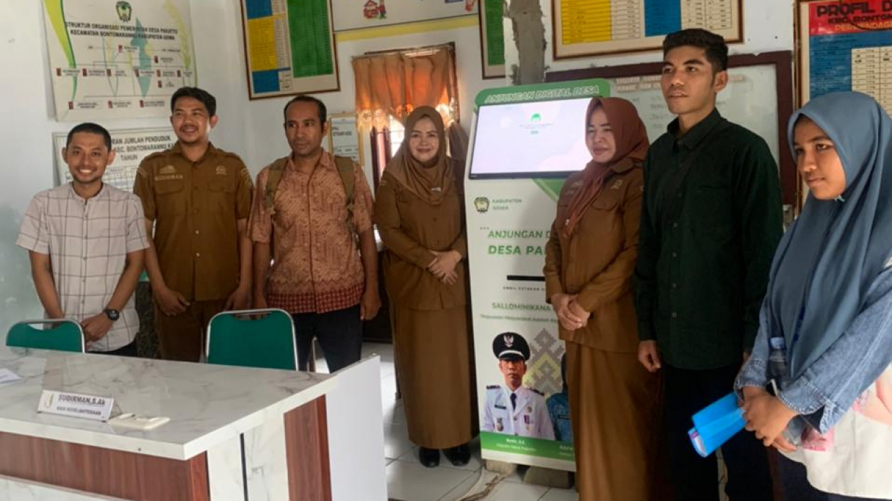 Desa Pakatto Menuju Era Digital: Sosialisasi Pelayanan Online dan Anjungan Digital