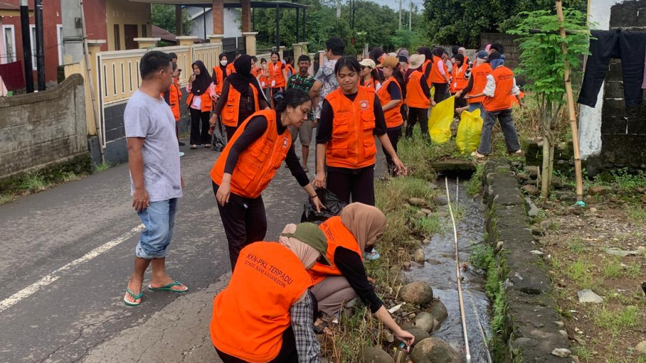 Kerja Bakti Massal: Desa Pakatto Bersih Bersama Mahasiswa KKN