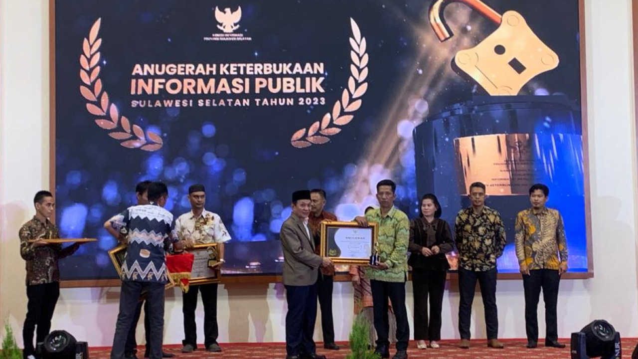 KOMISI INFORMASI  PROVINSI SULAWESI SELATAN MENOBATKAN DESA PAKATTO SEBAGAI BADAN PUBLIK INFORMATIF KETERBUKAAN INFORMASI PUBLIK TAHUN 2023 KATEGORI PEMERINTAHAN DESA