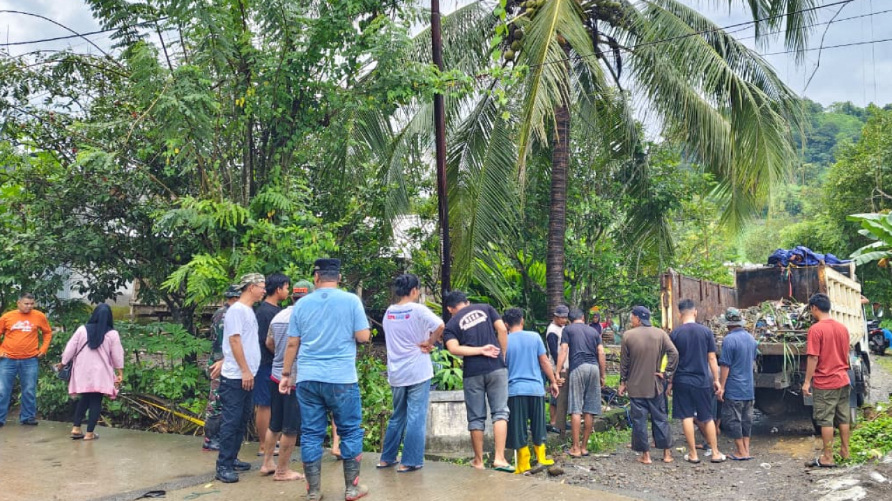 Kerja Bakti, Atasi Genangan Air di Desa Nirannuang Gowa