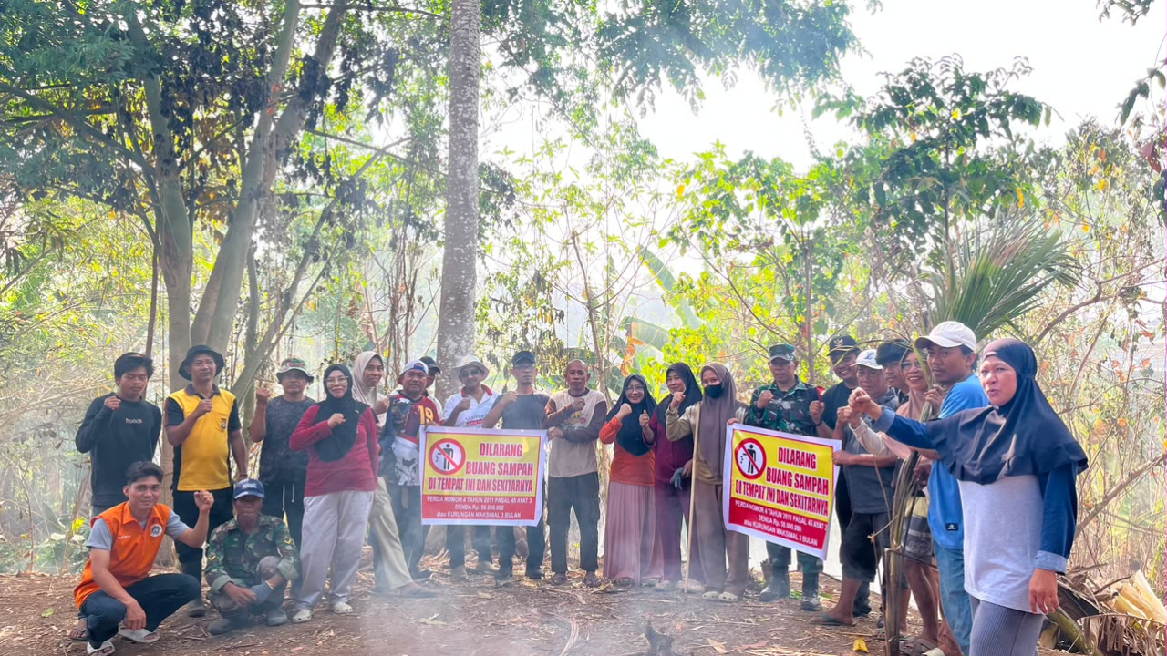 Merespons Cepat Laporan Warga, PemDes Nirannuang Bersama Tripides, BPD Desa Nirannuang dan Masyarakat Sekitar Bersihkan Tumpukan Sampah di Dusun Moncong Tanah